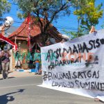 LANTANG: Nur Hayat, salah satu perwakilan BEM STKIP Sumenep saat orasi di depan Pemkab Sumenep (Foto: Abd Wakid)
