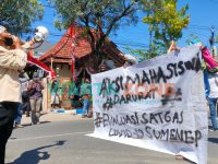 LANTANG: Nur Hayat, salah satu perwakilan BEM STKIP Sumenep saat orasi di depan Pemkab Sumenep (Foto: Abd Wakid)