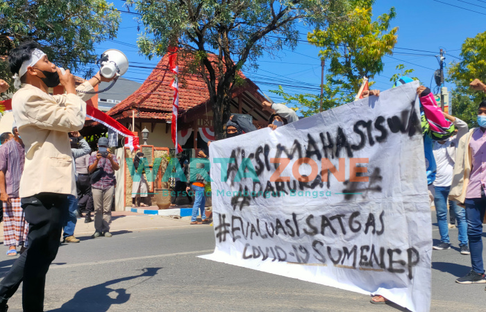 LANTANG: Nur Hayat, salah satu perwakilan BEM STKIP Sumenep saat orasi di depan Pemkab Sumenep (Foto: Abd Wakid)