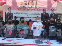 Foto; Kapolda Jawa Timur Irjen Pol Nico Afinta, saat merilis hasil ungkap tindak pidana percobaan pembunuhan yang direncanakan dengan menggunakan senjata api ilegal.