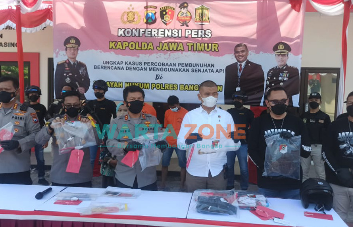 Foto; Kapolda Jawa Timur Irjen Pol Nico Afinta, saat merilis hasil ungkap tindak pidana percobaan pembunuhan yang direncanakan dengan menggunakan senjata api ilegal.