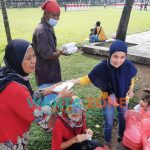 Caption : Pembagian nasi bungkus oleh komunitas Solid Squad di Alun-alun Jember, Jumat (13/8/2021).