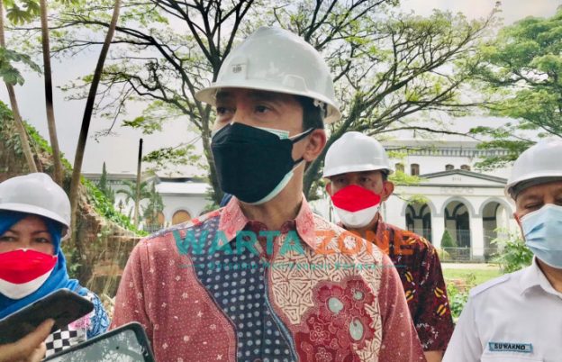 Foto: Wakil Wali Kota Bogor, Dedie A Rachim saat di lokasi pembangunan, untuk mengintegrasikan antara Alun - Alun dan Stasiun Bogor.