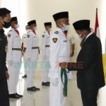 Foto: Bupati Sumenep, Achmad Fauzi, saat mengukuhkan Paskibra Peringatan HUT ke-76 Kemerdekaan RI, di lantai II Gedung Sanika Satyawada, Polres Sumenep.