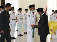 Foto: Bupati Sumenep, Achmad Fauzi, saat mengukuhkan Paskibra Peringatan HUT ke-76 Kemerdekaan RI, di lantai II Gedung Sanika Satyawada, Polres Sumenep.