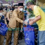 Caption: Bupati dan Wabup Jember, beserta Jajaran Forkopimda turun langsung untuk memberikan bantuan kepada warga yang terdampak Covid-19 di wilayah Perum Griya Mangli, Kecamatan Kaliwates (Foto: IG Pemkab Jember)