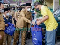 Caption: Bupati dan Wabup Jember, beserta Jajaran Forkopimda turun langsung untuk memberikan bantuan kepada warga yang terdampak Covid-19 di wilayah Perum Griya Mangli, Kecamatan Kaliwates (Foto: IG Pemkab Jember)