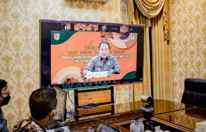 Caption: Bupati Jember, Hendy Siswanto saat membuka Webinar yang diadakan oleh Puslitkoka secara daring. (Foto: IG Pemkab Jember)