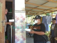 Foto: Sejumlah relawan Puan Maharani, saat membagikan ribuan nasi kotak kepada masyarakat di Kabupaten Sumenep.