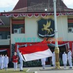 BERSEMANGAT: Para peserta upacara peringatan HUT RI ke-76 di halaman Pemkab Sumenep (Foto: Abd Wakid)