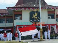 BERSEMANGAT: Para peserta upacara peringatan HUT RI ke-76 di halaman Pemkab Sumenep (Foto: Abd Wakid)