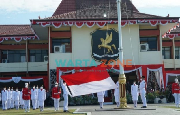 BERSEMANGAT: Para peserta upacara peringatan HUT RI ke-76 di halaman Pemkab Sumenep (Foto: Abd Wakid)