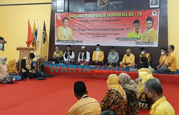Caption: Jajaran DPD Partai Golkar Jember, saat menggelar Doa bersama menyambut HUT Kemerdekaan RI ke-76, di Kantor DPD Partai Golkar Kabupaten Jember, Senin (16/8/2021) malam.