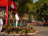 Caption: Peringatan HUT RI Ke-76 di Kabupaten Jember yang dilaksanakan di Alun-alun kota Jember, Selasa (17/8/2021).
