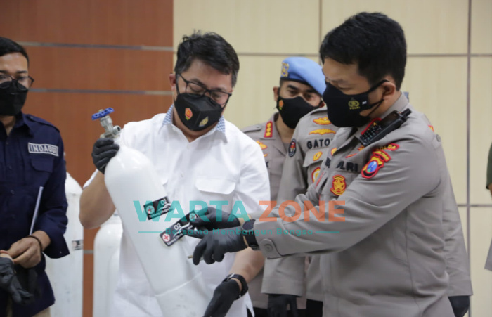 Foto: Ditreskrimsus Polda Jawa Timur, saat merilis penjual Tabung Oksigen Palsu kepada masyarakat di saat pandemi Covid-19.
