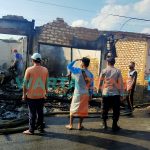 LUDES: Pom mini berikut toko milik warga Lenteng, Sumenep usai terbakar pada Jumat (20/8) pagi (Foto: Do. WARTA ZONE)