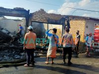 LUDES: Pom mini berikut toko milik warga Lenteng, Sumenep usai terbakar pada Jumat (20/8) pagi (Foto: Do. WARTA ZONE)