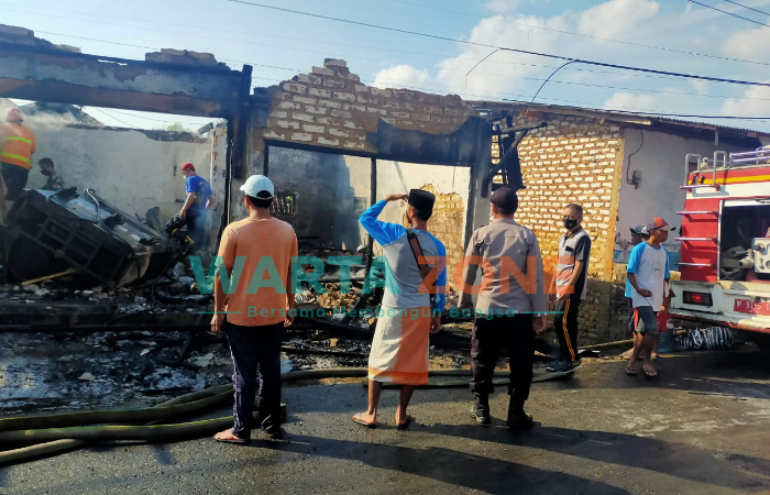 LUDES: Pom mini berikut toko milik warga Lenteng, Sumenep usai terbakar pada Jumat (20/8) pagi (Foto: Do. WARTA ZONE)