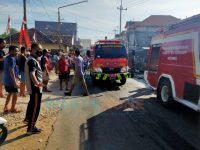 Foto: Mobil Damkar saat terjun ke lokasi kebakaran Desa Lenteng timur, Kecamatan Lenteng, Sumenep.
