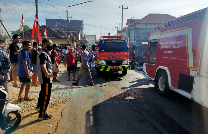 Foto: Mobil Damkar saat terjun ke lokasi kebakaran Desa Lenteng timur, Kecamatan Lenteng, Sumenep.