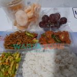 Caption: pesanan katering siap saji untuk warga isoman di Warung Klempoken, Kecamatan Sumbersari, Sabtu (21/8/2021).