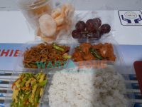 Caption: pesanan katering siap saji untuk warga isoman di Warung Klempoken, Kecamatan Sumbersari, Sabtu (21/8/2021).