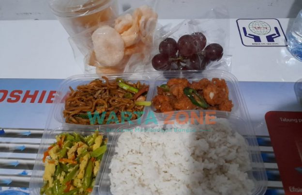 Caption: pesanan katering siap saji untuk warga isoman di Warung Klempoken, Kecamatan Sumbersari, Sabtu (21/8/2021).