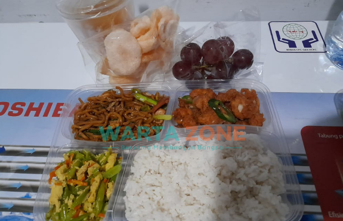 Caption: pesanan katering siap saji untuk warga isoman di Warung Klempoken, Kecamatan Sumbersari, Sabtu (21/8/2021).