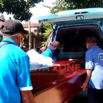 Caption: Proses evakuasi Korban, petugas dibantu warga setempat, untuk proses indentifikasi lebih lanjut, Sabtu (21/8/2021).