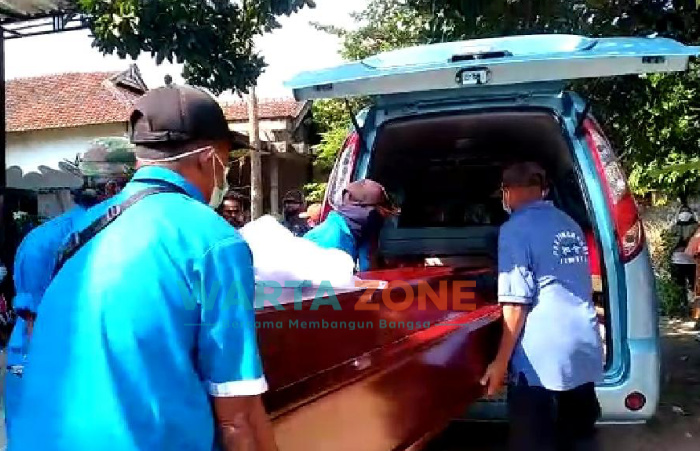 Caption: Proses evakuasi Korban, petugas dibantu warga setempat, untuk proses indentifikasi lebih lanjut, Sabtu (21/8/2021).