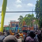 Foto: Sejumlah aktivis Pemuda dan Mahasiswa Menggugat, saat menggelar aksi demonstrasi di depan kantor Bupati Sumenep.