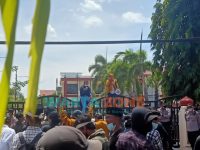 Foto: Sejumlah aktivis Pemuda dan Mahasiswa Menggugat, saat menggelar aksi demonstrasi di depan kantor Bupati Sumenep.