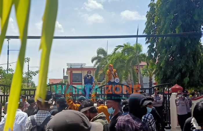 Foto: Sejumlah aktivis Pemuda dan Mahasiswa Menggugat, saat menggelar aksi demonstrasi di depan kantor Bupati Sumenep.