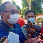 Foto: Kepala BKPSDM Kabupaten Sumenep, Abd. Madjid, saat memberikan pernyataan pers, usai menemui pengunjuk rasa di depan kantor Bupati.