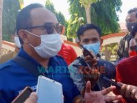 Foto: Kepala BKPSDM Kabupaten Sumenep, Abd. Madjid, saat memberikan pernyataan pers, usai menemui pengunjuk rasa di depan kantor Bupati.