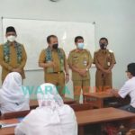 Caption: Bupati dan Wabup Jember, saat meninjau PTM di beberapa sekolah SMA/SMK di wilayah Kabupaten Jember, Senin (23/8/2021).