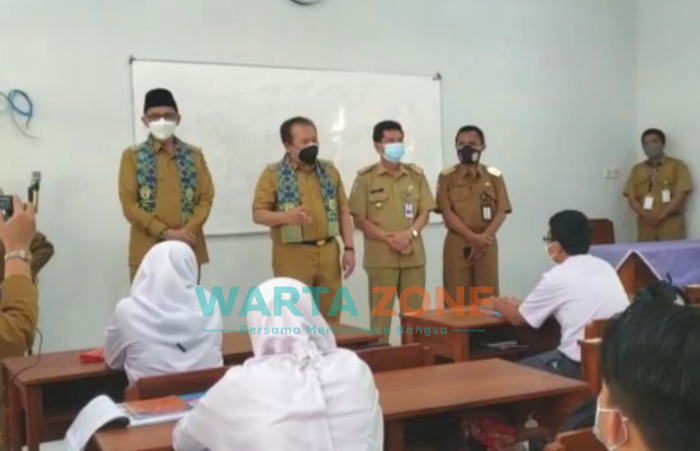 Caption: Bupati dan Wabup Jember, saat meninjau PTM di beberapa sekolah SMA/SMK di wilayah Kabupaten Jember, Senin (23/8/2021).