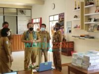 Caption: Bupati dan Wakil Bupati Jember, Hendy Siswanto dan Muhammad Balya Firjaun Barlaman (Gus Firjaun), saat meninjau PTM di SMAN Jember, Senin (23/8/2021)