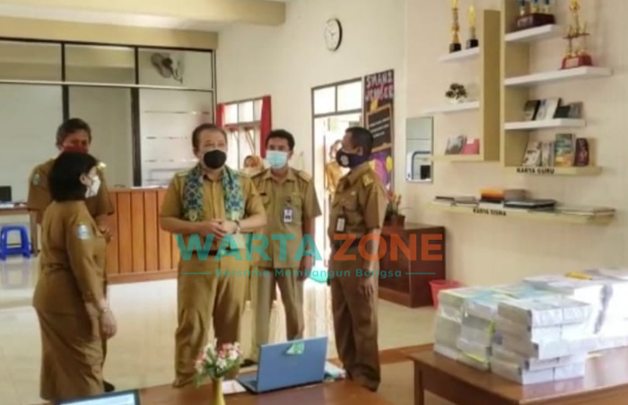 Caption: Bupati dan Wakil Bupati Jember, Hendy Siswanto dan Muhammad Balya Firjaun Barlaman (Gus Firjaun), saat meninjau PTM di SMAN Jember, Senin (23/8/2021)
