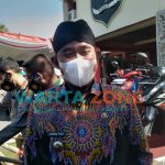 LANGSUNG: Bupati Sumenep, Achmad Fauzi, saat memantau pelaksanaan vaksinasi di halaman kantor Pemkab (Foto: Abd Wakid)