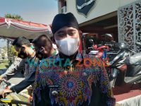 LANGSUNG: Bupati Sumenep, Achmad Fauzi, saat memantau pelaksanaan vaksinasi di halaman kantor Pemkab (Foto: Abd Wakid)