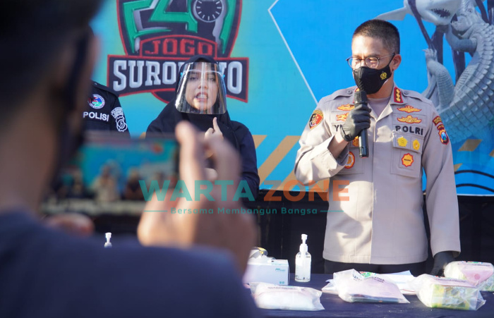 Foto: Polrestabes Surabaya, saat menggelar konferensi pers ungkap peredaran narkoba di wilayah Jawa Timur jenis sabu-sabu seberat ± 13,4 Kg.