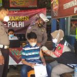 Foto: Fikri Khair Rahmansyah, siswa kelas IX SMP Negeri 1 Sumenep, saat mengikuti Vaksinasi, di Terminal Arya Wiraraja.