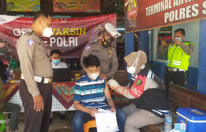 Foto: Fikri Khair Rahmansyah, siswa kelas IX SMP Negeri 1 Sumenep, saat mengikuti Vaksinasi, di Terminal Arya Wiraraja.