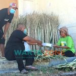 Foto: Tim Relawan Puan Maharani di Kabupaten Sumenep, saat menyalurkan bantuan berupa nasi kotak di Desa Pakadangan Tengah, Kecamatan Bluto.