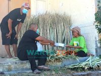 Foto: Tim Relawan Puan Maharani di Kabupaten Sumenep, saat menyalurkan bantuan berupa nasi kotak di Desa Pakadangan Tengah, Kecamatan Bluto.