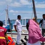 Caption: Tangkap layar video perjuangan tim vaksinator Puskesmas Sapeken, Sumenep, menuju Pulau Sakala Kecamatan Sapeken untuk melayani vaksinasi di pulau setempat.