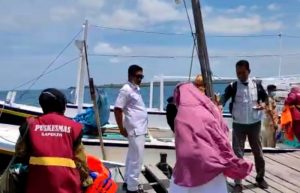 Tempuh Perjalanan Laut 6 Jam dengan Perahu Kayu, Perjuangan Nakes Sapeken Sukseskan Vaksinasi Diapresiasi Bupati Sumenep