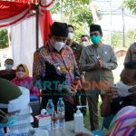 Foto: Bupati Sumenep, Achmad Fauzi, saat pelaksanaan vaksinasi COVID-19 secara serentak, di halaman Kantor Bupati, Selasa (24/08/2021).