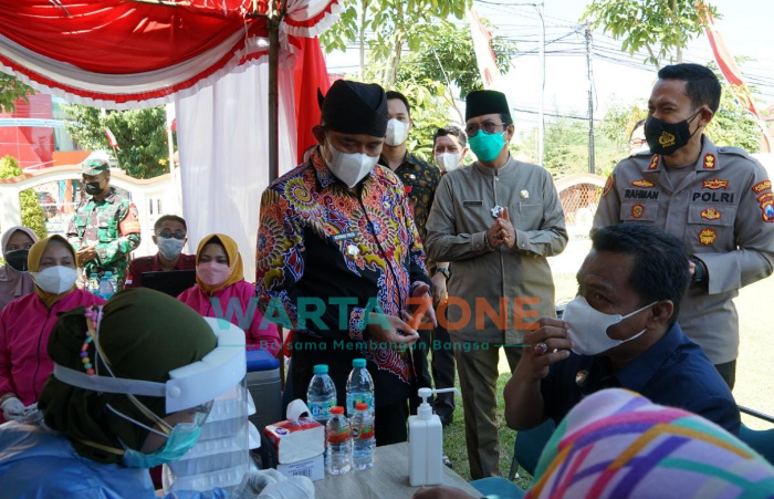 Foto: Bupati Sumenep, Achmad Fauzi, saat pelaksanaan vaksinasi COVID-19 secara serentak, di halaman Kantor Bupati, Selasa (24/08/2021).